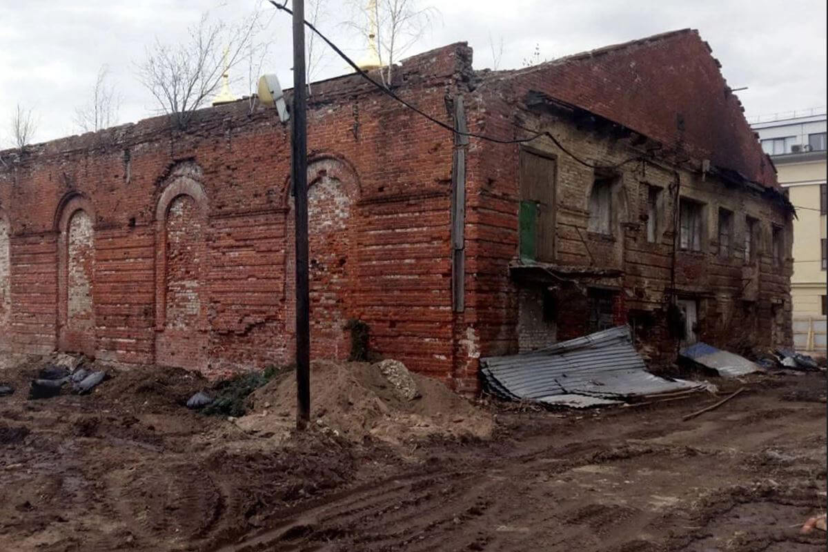Манеж с домовой Никольской церковью до