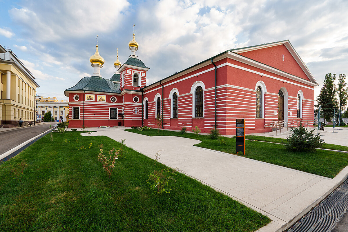 Манеж с домовой Никольской церковью после
